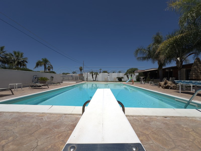 Villa in Vendita a Mazara del Vallo, 200 m², con Box