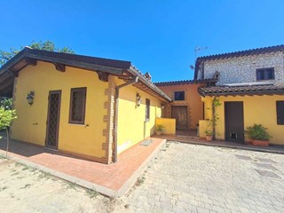 Casa Indipendente in Vendita a Amelia, 490'000€, 480 m², con Box