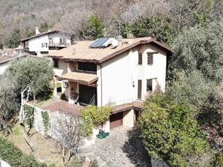 Villa in Vendita a Brescia, 569'000€, 409 m², con Box