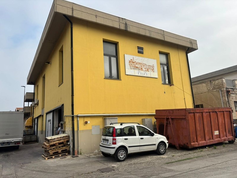 Capannone in Vendita a Santa Croce sull'Arno, 340'000€, 500 m²