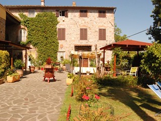 Casa di corte in Vendita a Capannori, zona San Ginese, 800'000€, 500 m², arredato, con Box