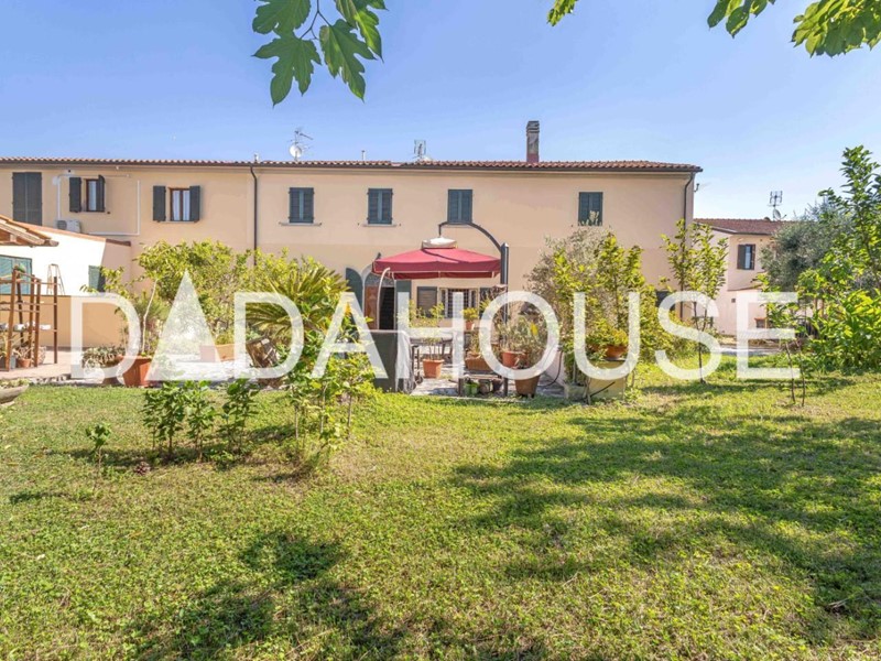 Casa di corte in Vendita a Cascina, zona Pettori, 450'000€, 230 m², con Box