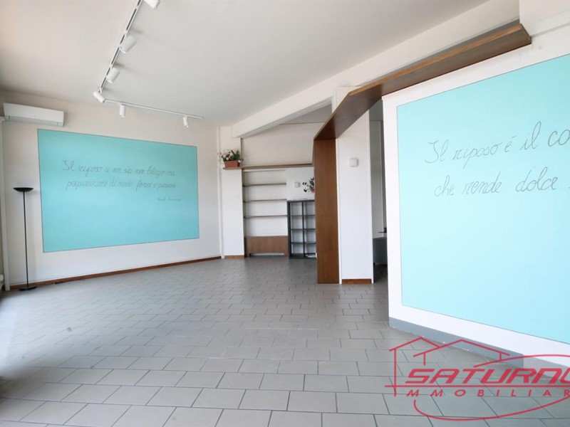 Negozio in Affitto a Capannori, zona Marlia, 700&euro;, 160 m²
