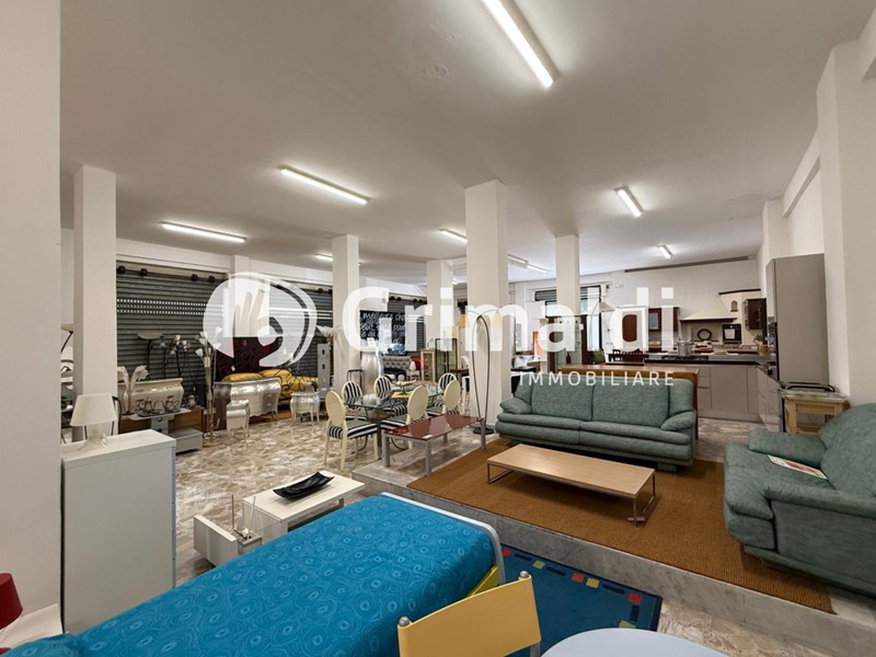 Negozio in Affitto a Bellizzi, 3'000€, 280 m²