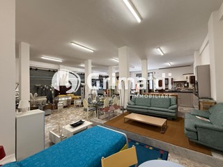 Negozio in Affitto a Bellizzi, 3'000€, 280 m²