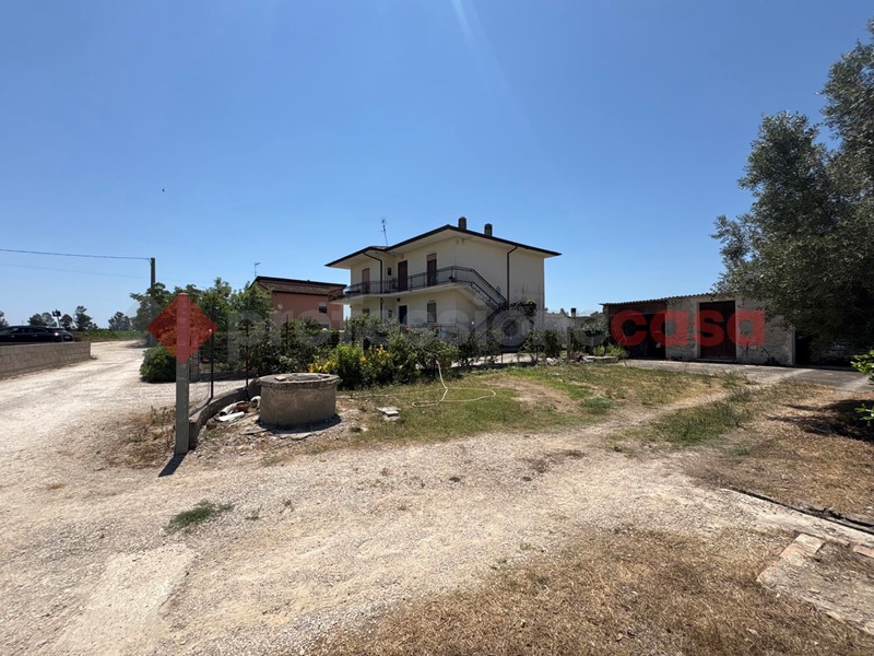 Villa bifamiliare in Vendita a Terracina, 195'000€, 125 m², arredato