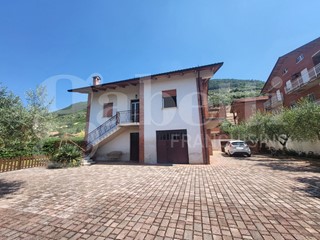 Casa Indipendente in Vendita a Gubbio, 150'000&euro;, 170 m²