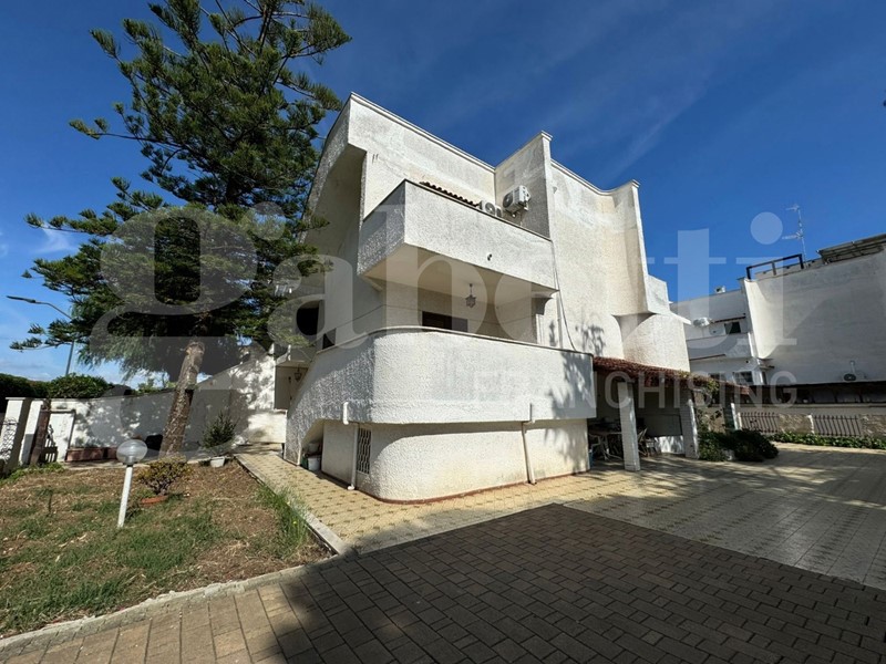 Villa in Vendita a Bari, 295'000€, 250 m²