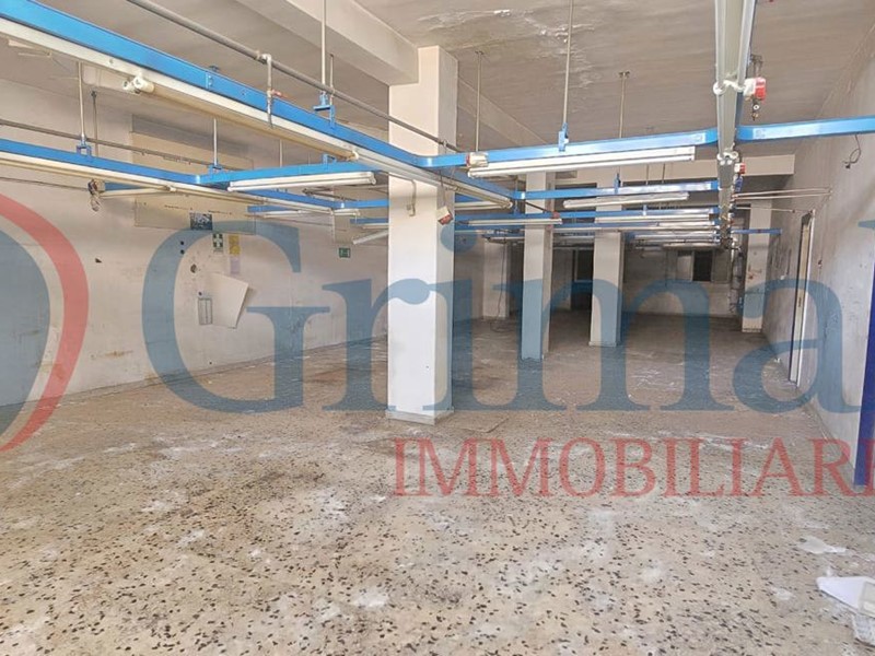 Laboratorio in Affitto a Napoli, 1'000€, 200 m²