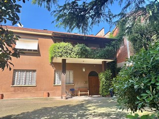 Casa Indipendente in Vendita a Parma, 490'000€, 800 m²