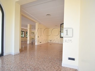 Immobile commerciale in Affitto a Grumolo delle Abbadesse, zona Centro Paese, 1'100€, 110 m²