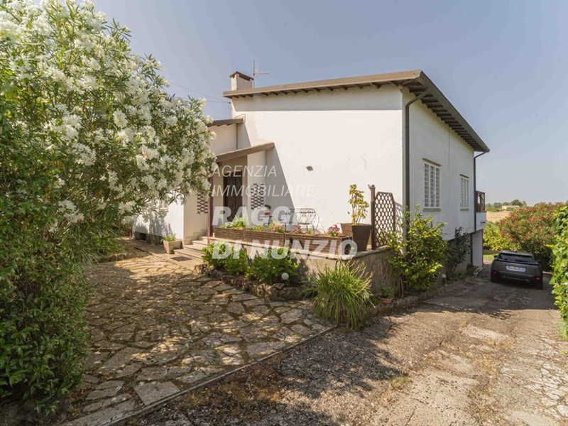 Villa in Vendita a Frascati, 650'000&euro;, 380 m²