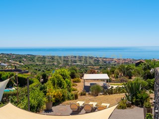 Casa Indipendente in Vendita a Aci Castello, 1'500'000€, 300 m², con Box