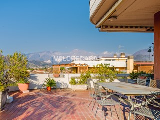 Attico in Vendita a Carrara, zona Avenza, 345'000€, 146 m², con Box