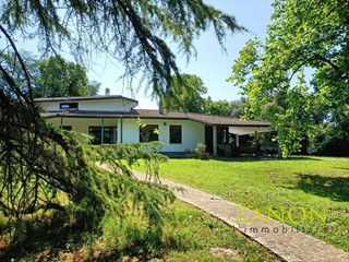 Villa in Vendita a Cervignano del Friuli, 490'000€, 320 m², con Box
