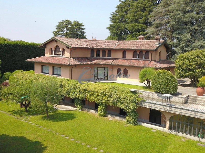 Villa in Vendita a Cantù, 950'000€, 728 m²