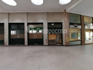 Immobile commerciale in Vendita a Magenta, 89'000€, 58 m²