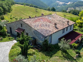 Rustico in Vendita a Cerreto d'Esi, 598'000€, 502 m²