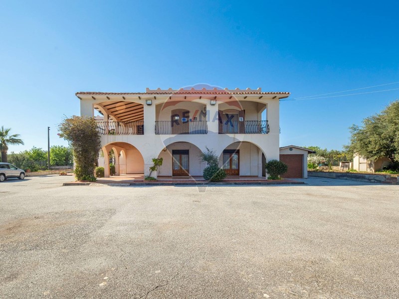 Villa in Vendita a Augusta, 390'000€, 380 m²