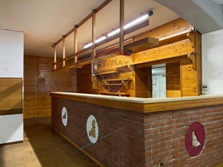 Immobile commerciale in Vendita a Adrara San Martino, 299'000€, 524 m²