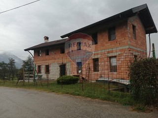 Casa Indipendente in Vendita a Borgo Valbelluna, 60'000€, 185 m²