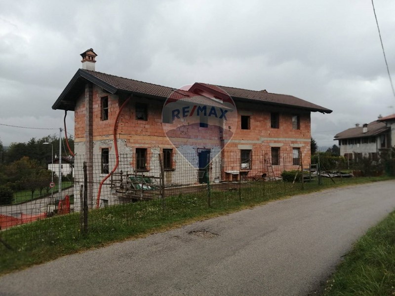 Casa Indipendente in Vendita a Borgo Valbelluna, 60'000€, 185 m²