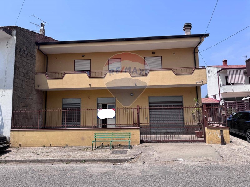 Trilocale in Vendita a Carinola, 110'000&euro;, 190 m²