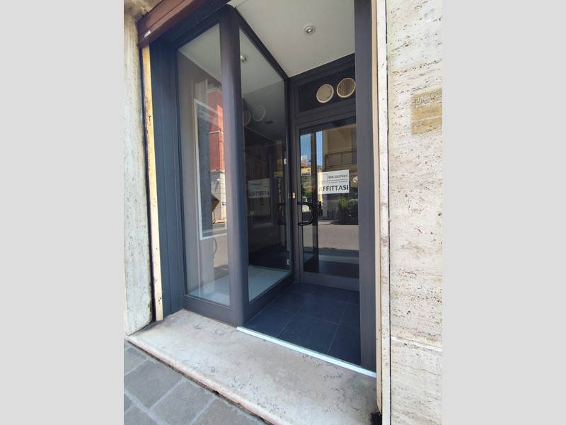 Attività commerciale in Affitto a Mirandola, 600&euro;, 26 m²
