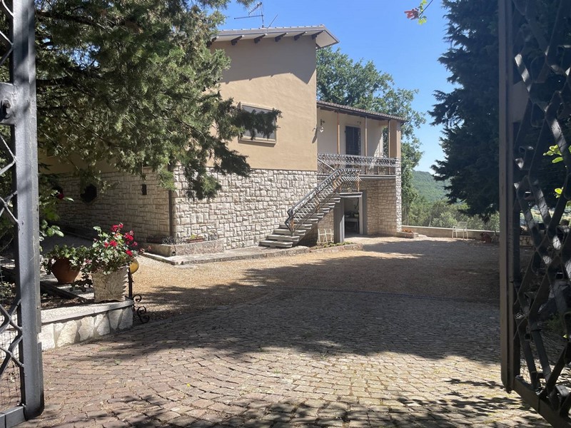 Villa in Vendita a Acquasparta, 170'000€, 200 m²