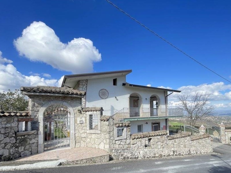 Villa in Vendita a Montefusco, 160'000&euro;, 260 m²