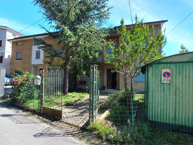 Casa Indipendente in Vendita a Montappone, 125'000€, 172 m²