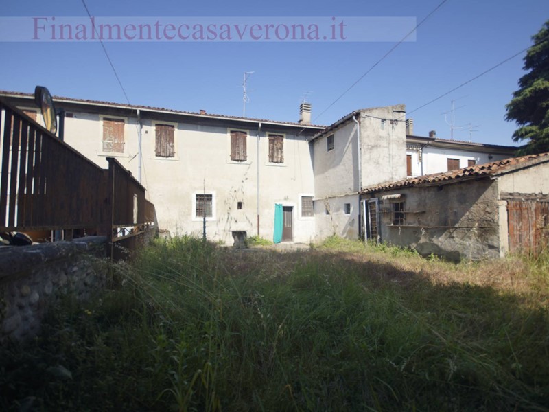 Appartamento in Vendita a Verona, 295'000€, 270 m²