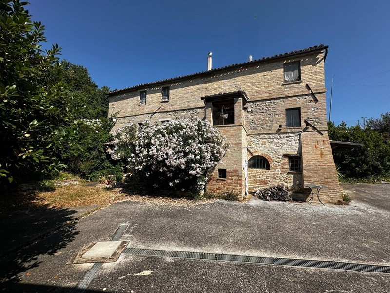 Rustico in Vendita a Lapedona, 175'000€, 230 m²