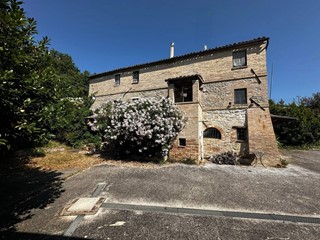 Rustico in Vendita a Lapedona, 175'000€, 230 m²