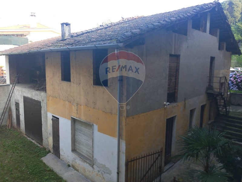 Casa Indipendente in Vendita a Varallo Pombia, 140'000€, 358 m²