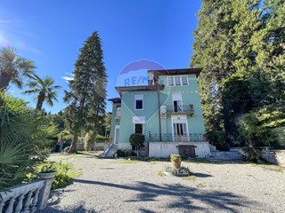 Villa in Vendita a Marchirolo, 490'000€, 546 m²