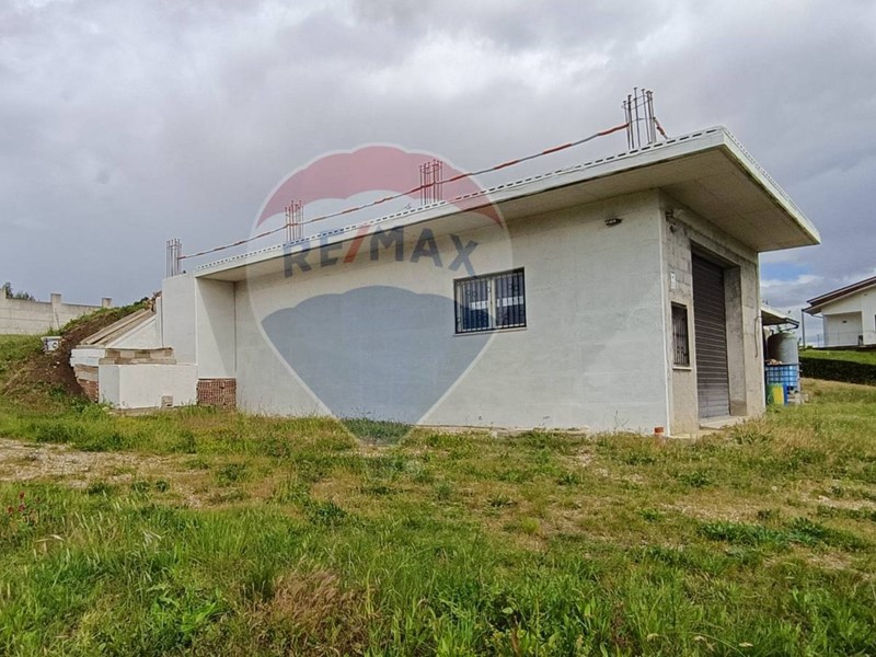 Immobile commerciale in Vendita a Lanciano, 540'000€, 300 m²