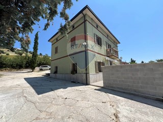 Casa Indipendente in Vendita a Casoli, 125'000€, 244 m²