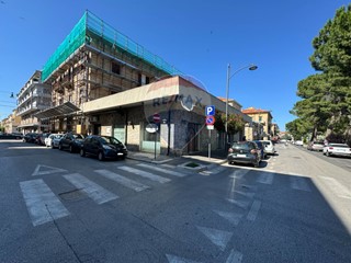 Immobile commerciale in Vendita a Lanciano, 150'000€, 150 m²
