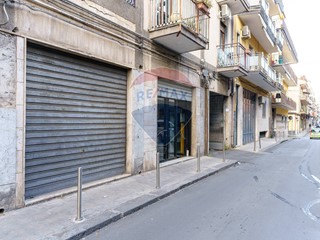 Negozio in Affitto a Paternò, 1'500€, 360 m²