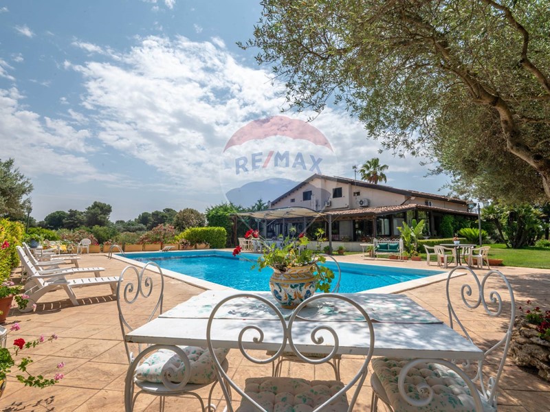 Villa in Vendita a Caltagirone, 780'000€, 490 m²