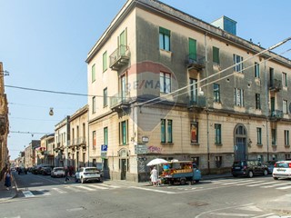 Immobile commerciale in Vendita a Acireale, 211 m²