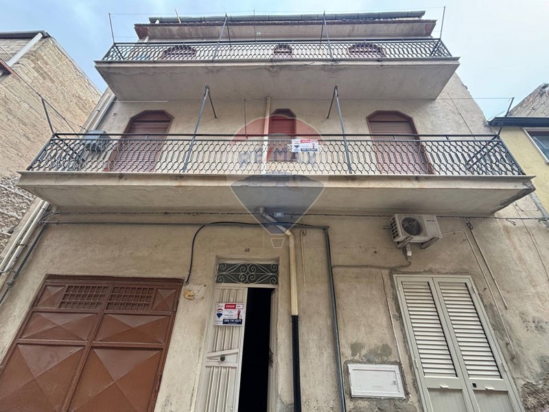 Appartamento in Vendita a Riesi, 45'000€, 220 m²