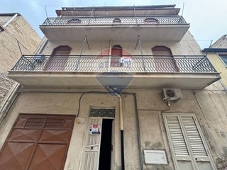 Appartamento in Vendita a Riesi, 45'000€, 220 m²