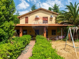 Casa Indipendente in Vendita a Trecastagni, 225'000€, 165 m²