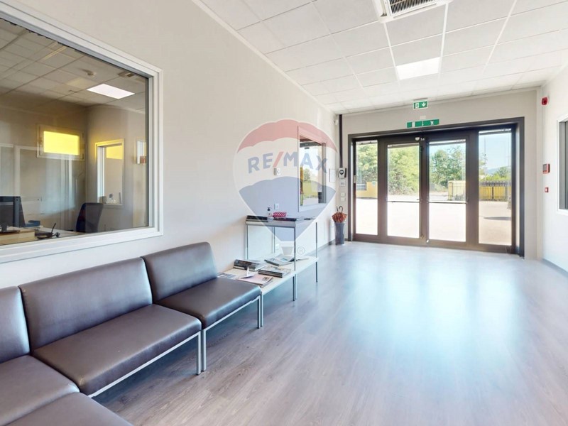 Capannone in Vendita a Assisi, 1'100'000€, 1650 m²