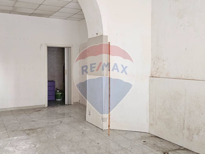 Immobile commerciale in Affitto a Salerno, 500€, 61 m²