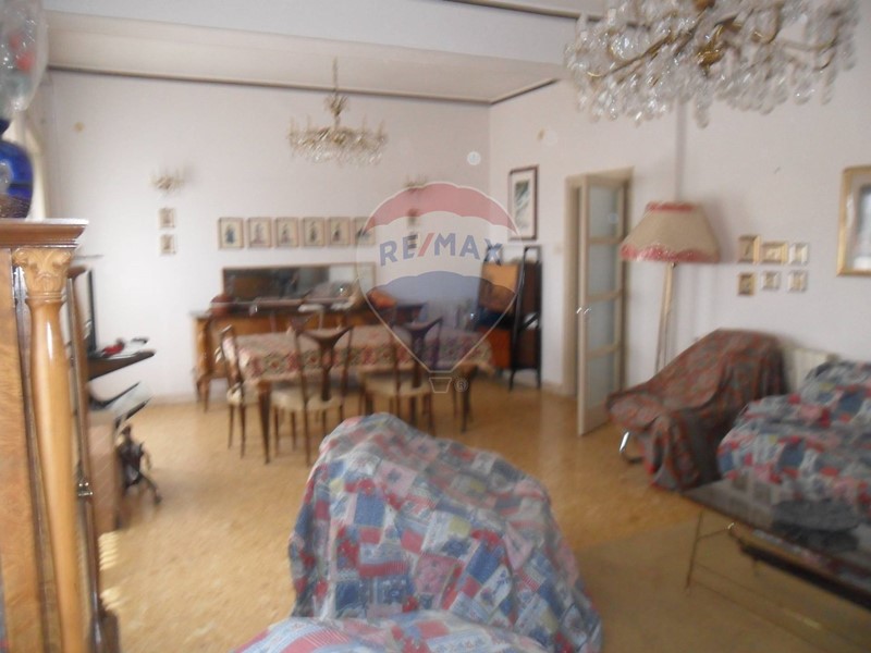 Appartamento in Vendita a Caltanissetta, 65'000€, 137 m²