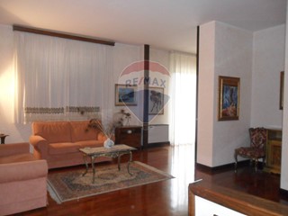 Villa in Vendita a Caltanissetta, 440'000€, 476 m²