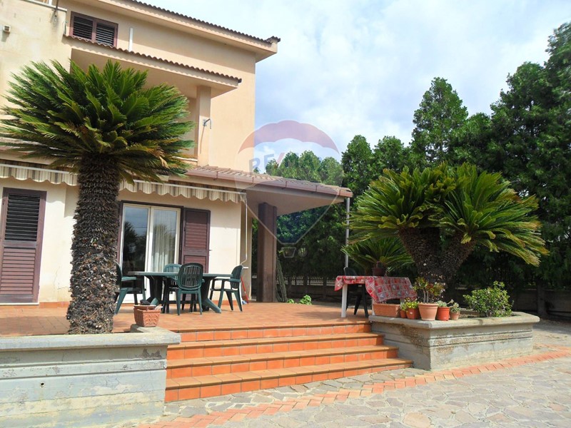 Villa in Vendita a Caltanissetta, 440'000€, 476 m²